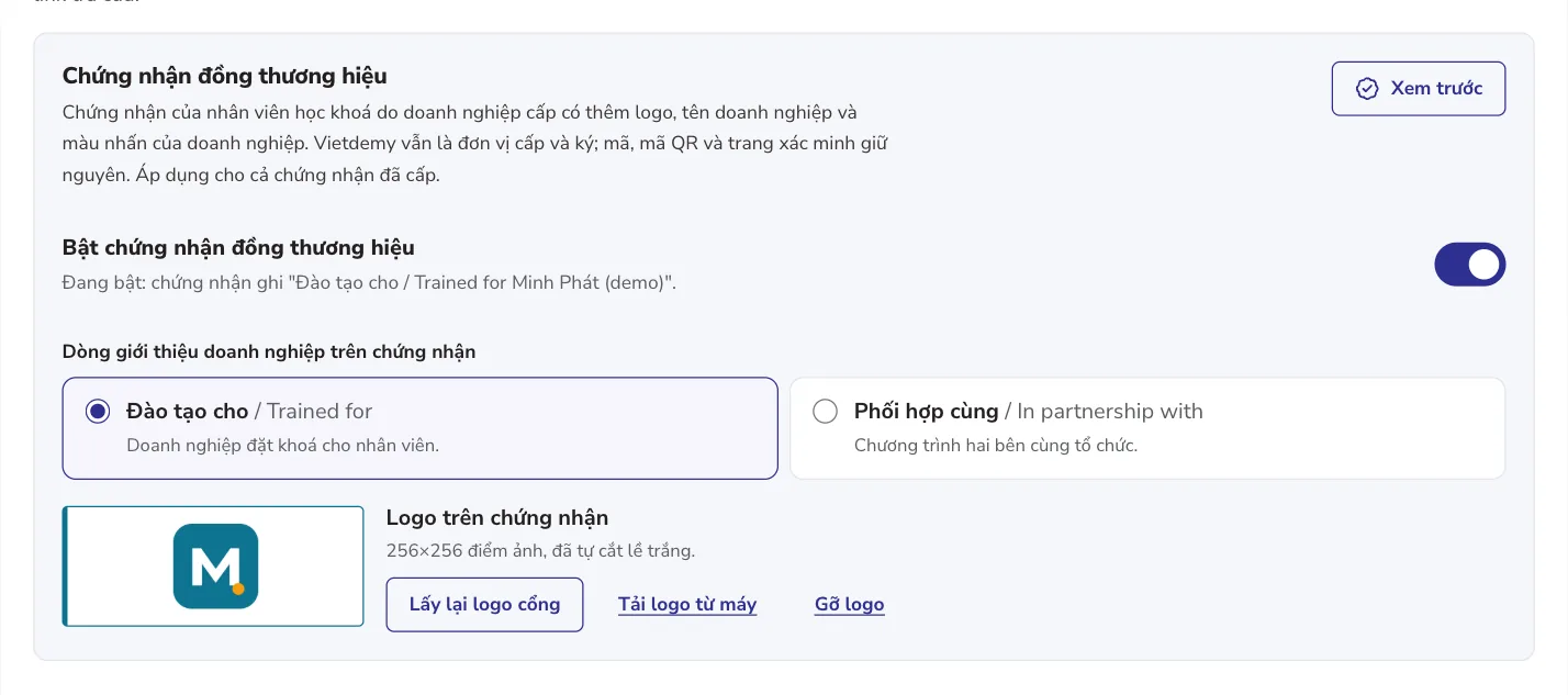 Cài đặt chứng nhận đồng thương hiệu: công tắc bật, chọn dòng Đào tạo cho hoặc Phối hợp cùng, logo trên chứng nhận